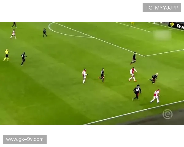 足球过人速度炸裂 展现速度与技术的完美结合